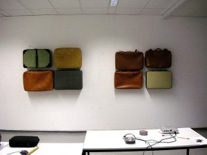 Installation mit Koffern die an der Wand hängen